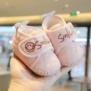 Rosa gesteppte Baby-Winterschuhe mit warmem Plüschfutter und rutschfester Sohle.