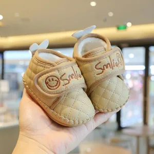 Warme beige Winterbabyschuhe mit weicher Sohle und kuscheligem Fleecefutter für Kleinkinder