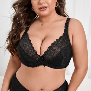 Dettaglio reggiseno sexy in pizzo nero taglie forti con effetto push-up per coppa E