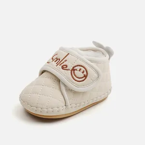 Warme gesteppte Baby-Lauflernschuhe mit Plüschfutter und besticktem Smile-Riemen