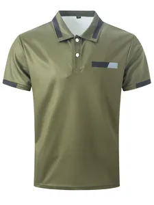 Detail eines armygrünen Herren-Poloshirts mit Brusttaschen-Attrappe und Kontrastkragen.
