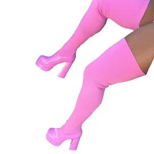 Stilvolle rosa gestrickte Overknee-Plateaustiefel mit klobigem hohem Absatz für Damen.