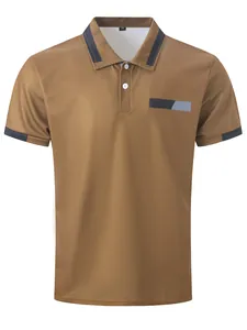 Detailansicht eines braunen Herren-Poloshirts mit blauen Streifen und dekorativer Tasche.