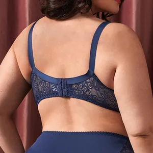 Vista posteriore dettagliata di un reggiseno in pizzo blu scuro di taglia comoda.