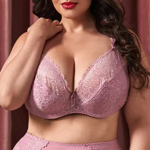 Dettaglio ravvicinato di un reggiseno in pizzo rosa taglie forti con ricamo floreale