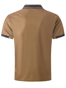 Detailansicht der Rückseite eines braunen Herren-Poloshirts mit marineblauem Kragen