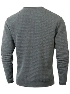 Detailansicht eines grauen Herren-Sweatshirts mit gestepptem Gittermuster auf dem Rücken