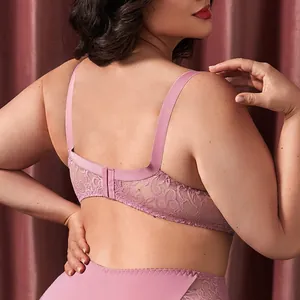 Dettaglio del retro di un reggiseno in pizzo rosa taglie forti con ricamo floreale