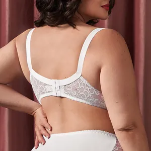 Vista posteriore dettagliata di un reggiseno bianco in pizzo taglie forti ricamato