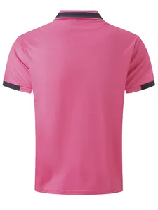 Rückansicht eines pinken Herren-Poloshirts mit dunkelgrauen Kontrastkragen und Bündchen.