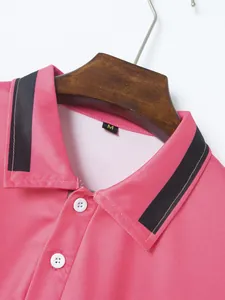 Detailaufnahme eines rosa Herren-Freizeit-Poloshirts Kragens mit schwarzem Streifen und Größe M