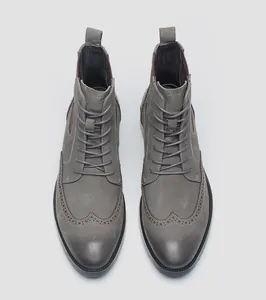 Vue détaillée de bottines Martin en cuir gris grainé avec motifs brogues