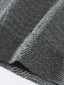 Detailaufnahme von dunkelgrauem Sweatshirt-Stoff mit quadratischer Waffelstruktur und Rippbündchen