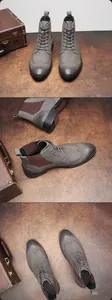Vue détaillée multi-angle de bottines Martin en cuir gris pour hommes avec motifs brogue.