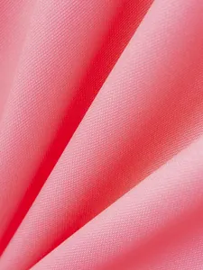 Nahaufnahme der weichen rosa atmungsaktiven Stofftextur für Herren-Poloshirts