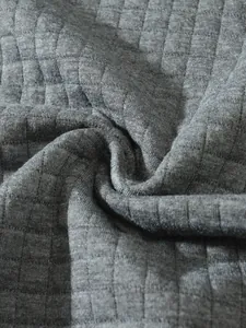 Makro-Detail von dunkelgrauem, gestepptem Gittermusterstoff für Herren-Sweatshirt