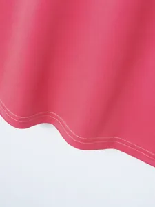 Nahaufnahme des verstärkten doppelt genähten Saums eines fuchsiafarbenen Polohemden