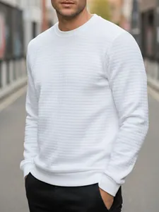 Detail eines weißen Herren-Sweatshirts mit Waffelmuster und schmaler Passform für Herren