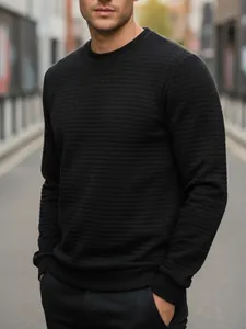 Nahaufnahme eines schwarzen, schmal geschnittenen Herren-Sweatshirts mit Gitterstruktur