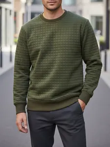 Detail der olivgrünen Steppstruktur auf dem schmal geschnittenen Herren-Sweatshirt