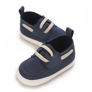 Vista dettagliata di scarpe da barca in tela blu scuro per neonati con lacci