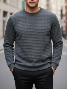 Detail des gesteppten Karomusters eines grauen Slim-Fit-Herren-Sweatshirts mit Rundhalsausschnitt
