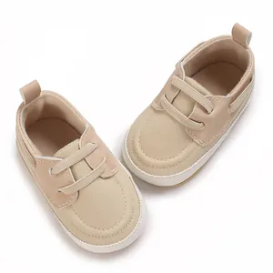 Vista dettagliata di scarpe in tela beige per neonati maschi 0-1 anni con suola morbida.