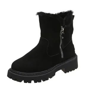 Détail de bottes de neige noires en daim pour femme avec doublure en peluche chaude