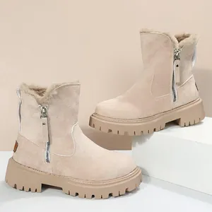 Vue détaillée des bottes de neige beiges doublées de fourrure avec fermeture éclair latérale.