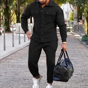 Ganzkörperansicht eines Mannes in einem schwarzen Wildleder-Jacken- und Hosen-Set.