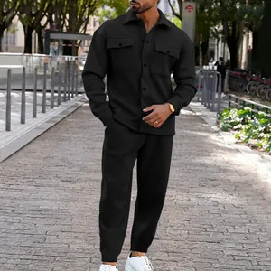 Schwarzer Herren-Zweiteiler aus Wildlederimitat mit Hemdjacke und Hose Ansicht.