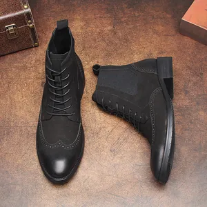 Bottines Martin en cuir noir de qualité supérieure avec détails brogue classiques pour hommes.