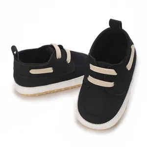 Vista dettagliata di scarpe in tela nera per neonato con lacci elastici beige