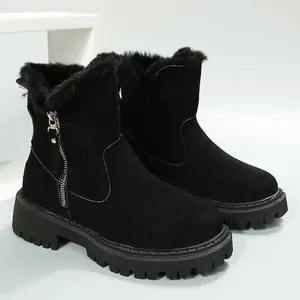 Vue latérale de bottes de neige noires pour femmes avec doublure en fausse fourrure