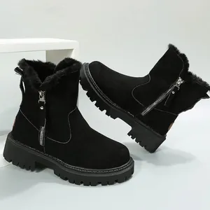 Vue latérale de bottes de neige noires pour femmes avec fourrure et semelle crantée épaisse.