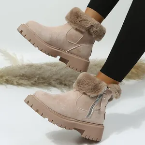 Gros plan de bottes de neige beiges pour femmes avec fourrure synthétique et plateforme