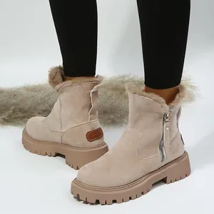 Vue détaillée de bottes de neige beiges doublées de fausse fourrure avec semelle crantée