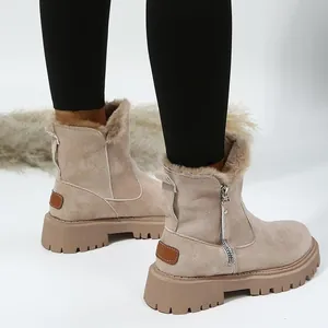 Détail latéral des bottes de neige beiges pour femmes avec doublure en fourrure et zip
