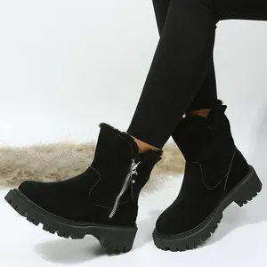 Vue détaillée de bottes d'hiver noires doublées de fausse fourrure avec fermeture éclair.
