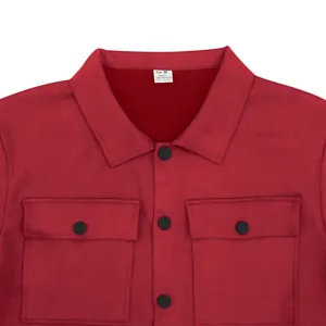Detaillierte Nahaufnahme von Kragen und Brusttaschen einer modischen roten Wildlederjacke