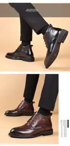 Detalle de botas de cuero de invierno para hombre en negro y marrón estilo formal