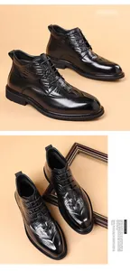 Vista detallada de botas de cuero negro con textura de patrón de cocodrilo en relieve