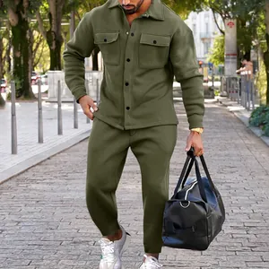 Detailansicht des olivgrünen 2-teiligen Herren-Wildleder-Sets mit Jacke und schmaler Hose