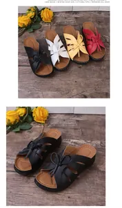 Detailansicht von Damen-Sandalen mit Schmetterlingsknoten in verschiedenen Farben auf Holz