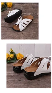 Detailansicht der weißen Peep-Toe Keilsandaletten mit Cut-Outs und Schleife