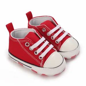 Entzückende rote Baby-Leinwandschuhe mit weicher Sohle und weißer Gummikappe für Kleinkinder