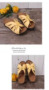 Detailansicht gelber Keilsandalen mit Fischmaul, Schleife und elegantem Lochmusterdesign