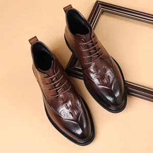 Botas de cuero marrón para hombre con textura de cocodrilo y cordones clásicos