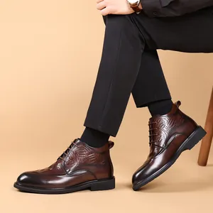 Botas de cuero marrón con textura de cocodrilo para negocios y ropa formal
