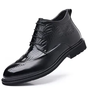 Botas de vestir para hombre en cuero negro con patrón de cocodrilo y detalles brogue